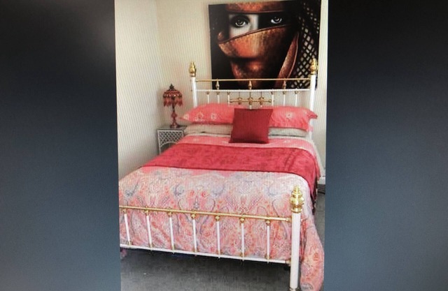 MASSIVE HOUSE-30metres Beach/Shops/Pubs etc, LEAVE CAR BEHIND