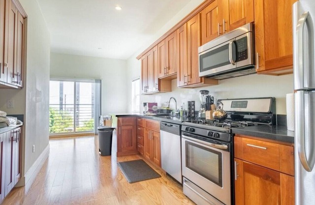 Master in Modern Flat w/Ensuite Bath, City Views
