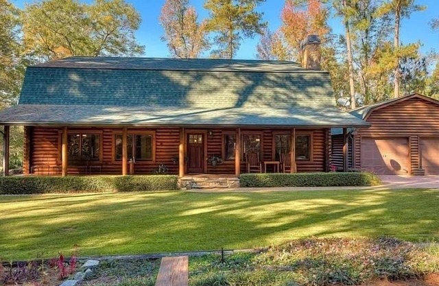 Masters sleeper home rental! 3-bedroom cabin. Relax and unwind.
