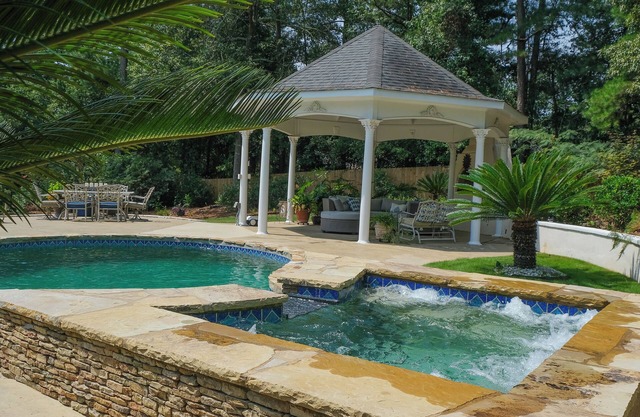 Masters Week Heated Pool/Hot Tub nOutdoor Fireplace/Grilling area.Extra Parking