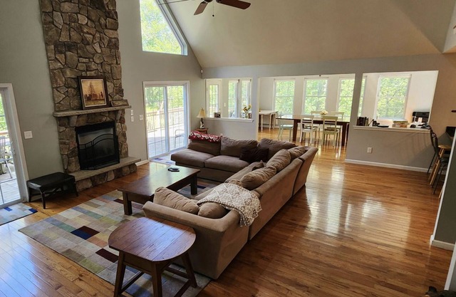Masthope Spacious 5 Bdrm chalet on cul de sac, wood burning Pizza Oven and Bar