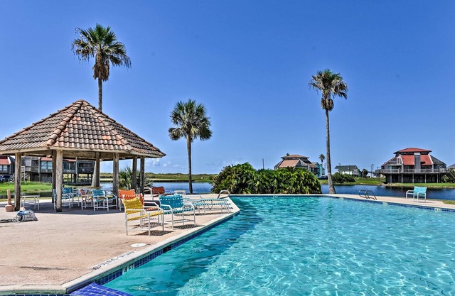 Matagorda Townhome w/Deck, Views, Pool Access