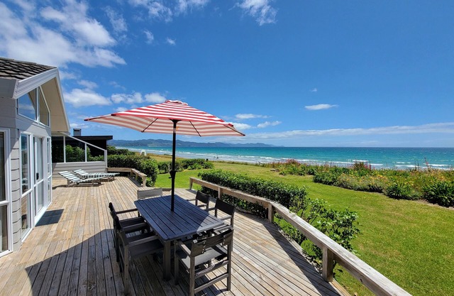 Matarangi Beachfront - Matarangi Holiday Home