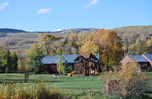 Maverick - 2 bedroom, 2 bath cozy cabin with kitchen. Has park and pond views
