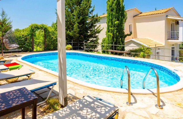 Mavrikia, 4 bedrooms and a pool.