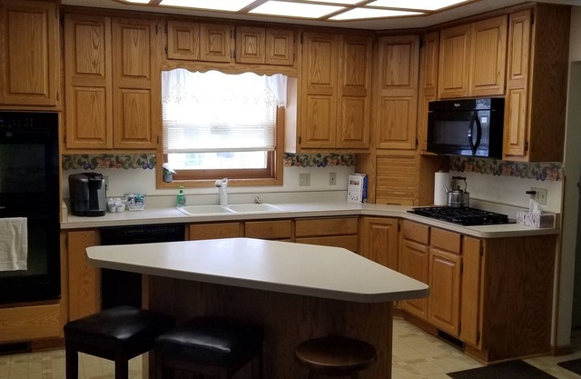 Mayer House - large home, sleeps 9, 3 blocks from trail head