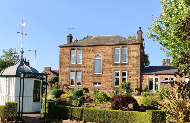 MAYFIELD HOUSE, family friendly, with hot tub in Dumfries