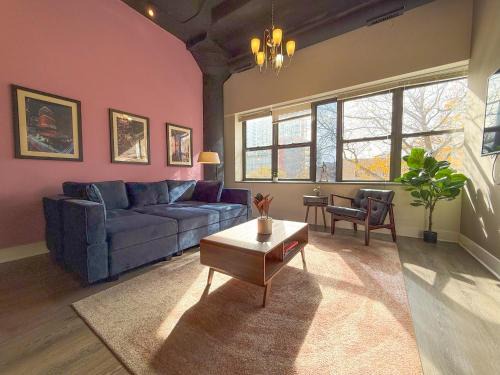 McCormick Place Huge 2BR Cozy Loft Suite with Optional Parking Sleeps 8 Near Soldier Field and Grant Park