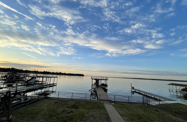 McDonald Manor at Cedar Creek Lake| Modern Lakefront Getaway