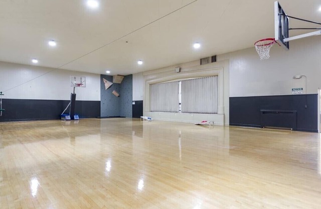 McKinley Mansion Full Building w/Bball gym, Arcades, 13000 sqft, Sleeps 70.