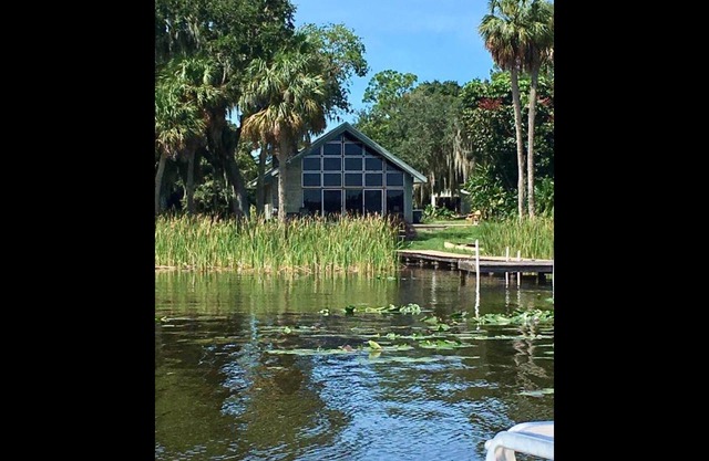 McRobinstone Lakehouse - perfect mid century getaway on sleepy Lake Pierce