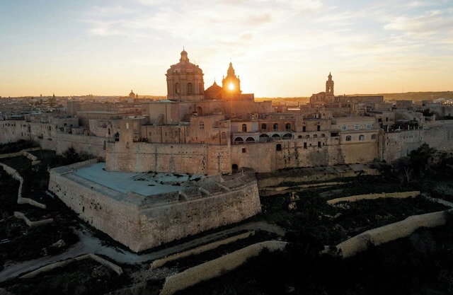Mdina Main Square Duplex in City walls Unique Balcony with Cathedral &City Views