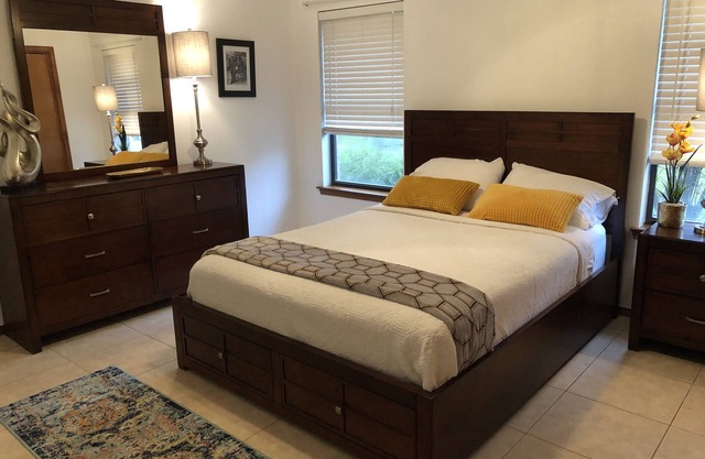 Med District & Airport, King Bed, large rooms @ 6244