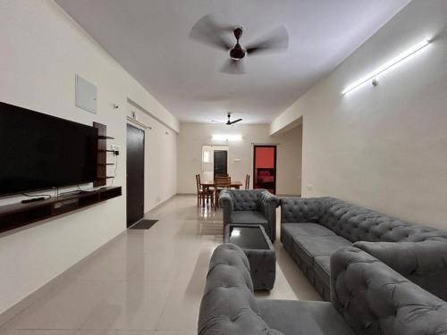 MEE Homes Family Friendly 2BHK w Fast Wi-Fi & Kitchen Madhapur
