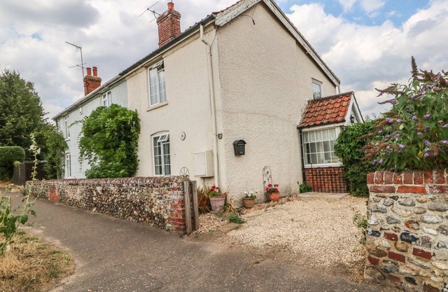 MEGS COTTAGE, pet friendly, with a garden in Norwich