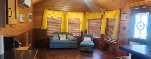 MeMaws Country Cabin