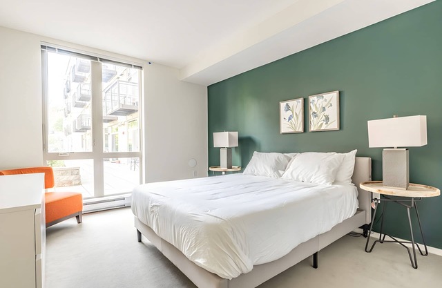 Mercer Island 2BR #2| Great Location | Sophari