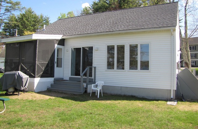 Meredith, Modern 4 bdrm, 2 bath, Lakefront home close to downtown, central air.