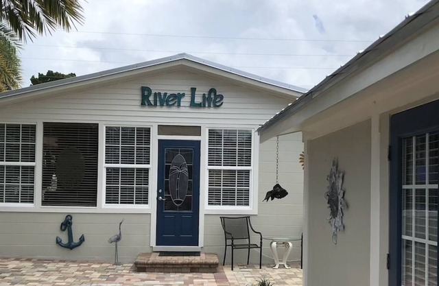 Mermaids and manatees on the Weeki Wachee River