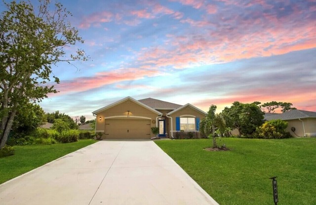 Mermaids Cove - Spacious retreat in Sebastian beach town.