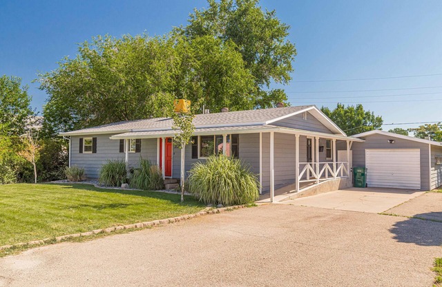 Mesa Manor: Spacious Comfort & Modern Family Retreat