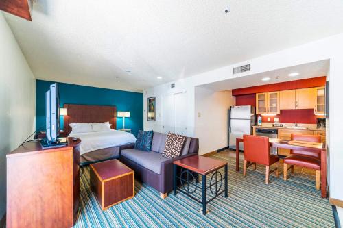 Metro PHX STUDIO QUEEN sleeps 4 HEATED POOL