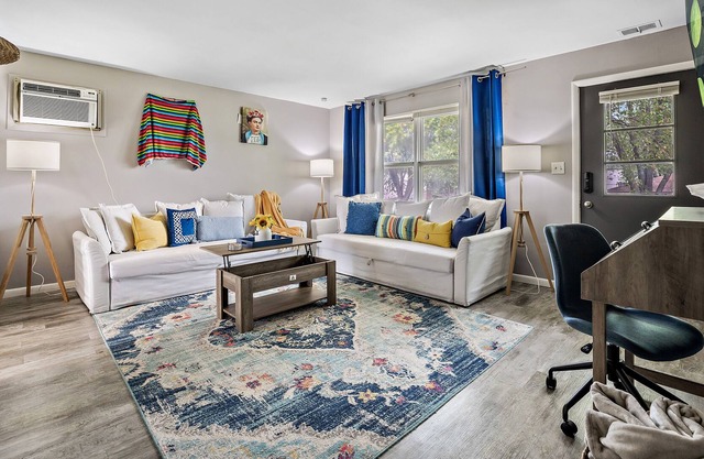 Mexican Themed Cozy Apt in Aurora/75" TV/FastWiFi/AppleTV/Disney+/YouTubeTV