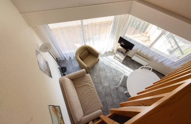 Mezzanine apartment sleeps 4, equipped kitchen