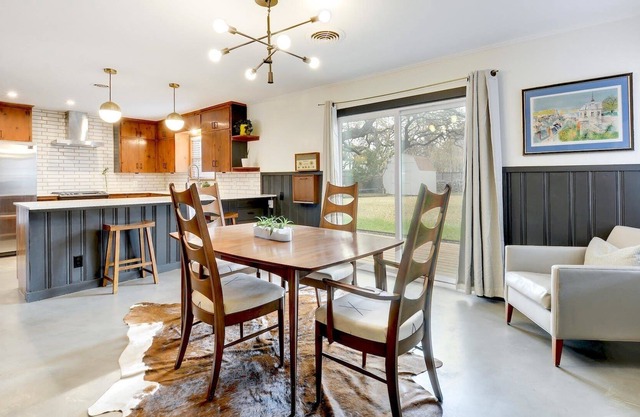 Mid-Century 3 bed Zilker Home with huge backyard. Walk Downtown and to the lake!
