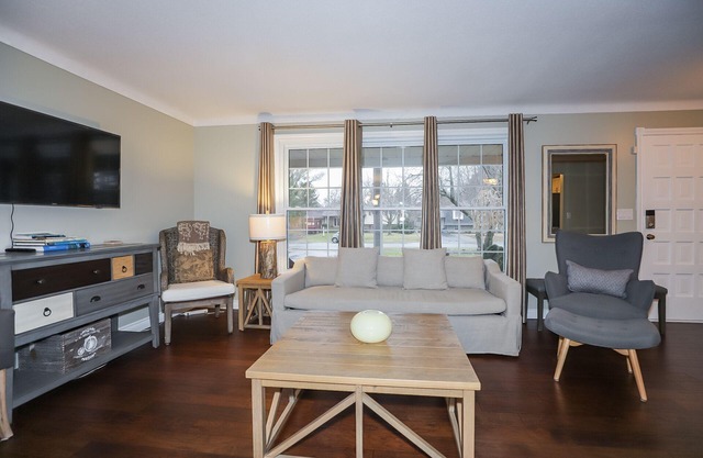 Mid-Century Cottage in Historic Old Town Niagara on the Lake, walk to amenities.