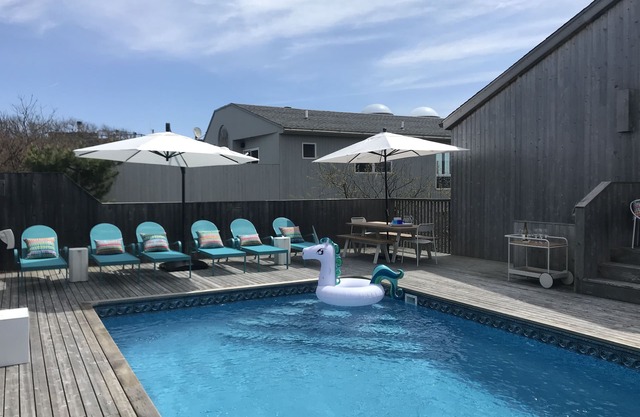 Mid-century modern escape steps from the ocean! Large Sunny Heated Pool, A/C