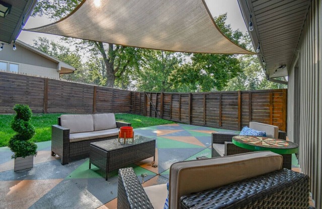 Mid-Century Manor-1950s Retro Hollywood Experience