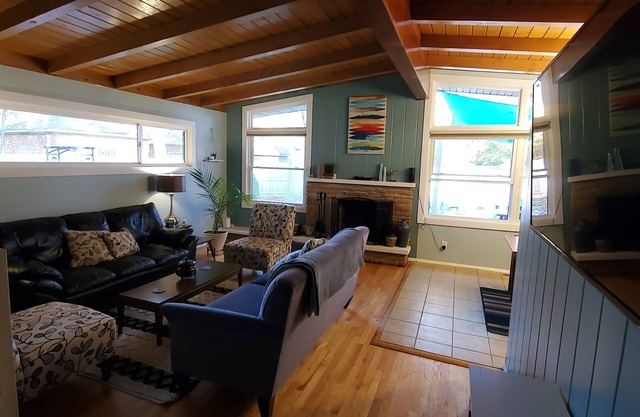 Mid Century Modern home 2 minutes from the beach and trails close to everything!