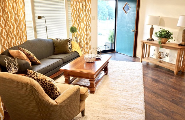 Mid-Century Modern , 2 bedrooms, 3 TVs, 2 living areas. Nurses welcome