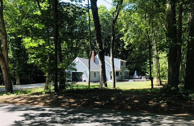 MID-ISLAND RETREAT. Renovated, 5 bedrooms, sleeps 8.