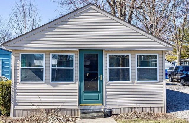 MID-TERM FULLY FURNISHED RENTAL AT INDIAN LAKE! Steps Away From Boat Marina