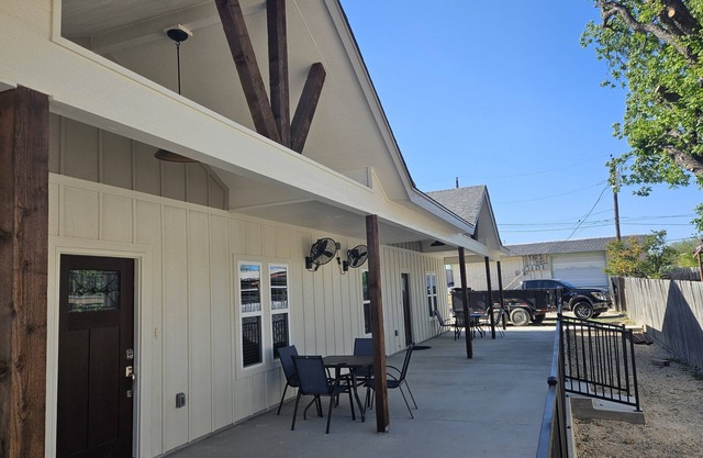 Mid-town Veranda/Centrally located.