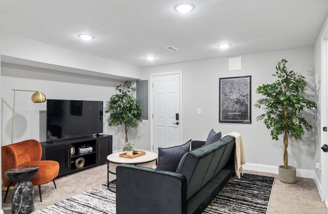 Midcentury Guest Suite w/King Size Bed - 10 min from Ravens and Orioles!