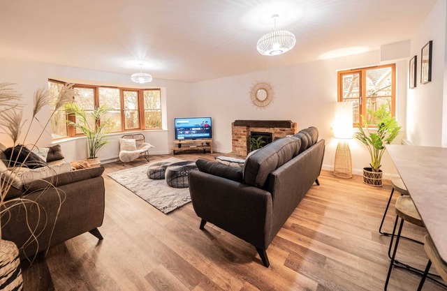 Middle Ashbrook - up to 6 bed - 3.5 bathrooms