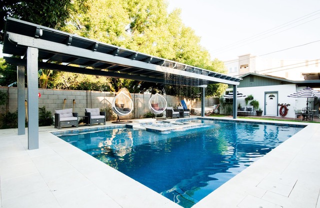 Midtown Detached Studio Cottage-Heated Pool & Hot Tub-Covered-Gated Parking