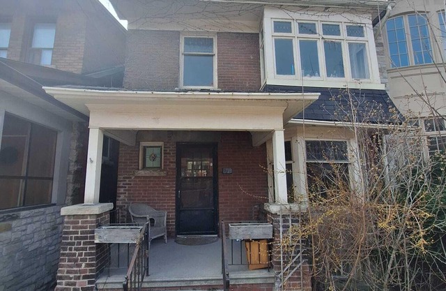 Midtown Toronto Queen Bed Room next to Subway Station Line 1 near Casa Loma