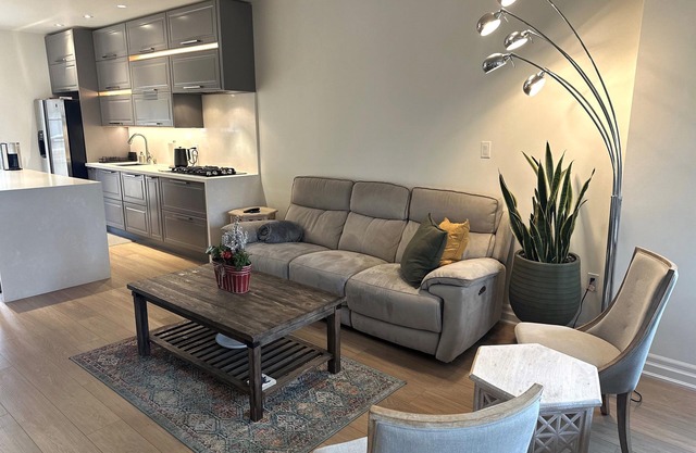 Midtown Tree House - 2 Bedrooms - Lawrence Subway