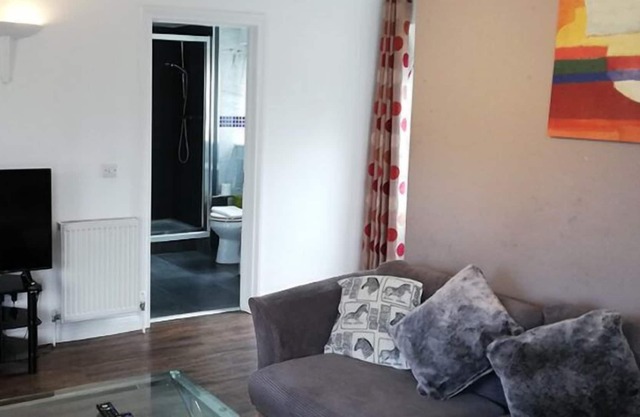 Mill Lane Refurbished 2 Bedroom Apartment (7MIL)