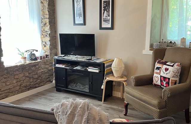 Millers Mistress - Millview, 1-bdrm + apt, DownTown Elora with WiFi, & AC