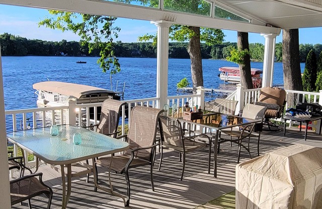Million dollar lake views. 4 bed Cottage sleeps 6-8