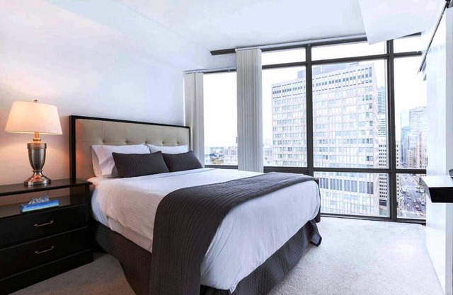 Million Dollar MASSIVE 2 bedroom 2 bathroom Plus Den Bay St. Condo, FREE Parking