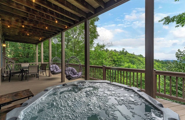 Min to Hatley Pt Stunning Mtn Views Hot Tub