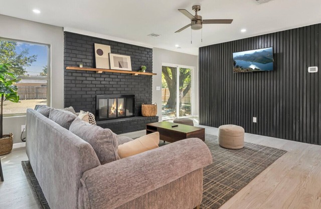 Minimalist Manor | Large yard | 15 min to Magnolia