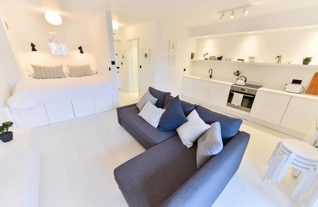 Minimalist studio with balcony in Kensington, Sleeps 4