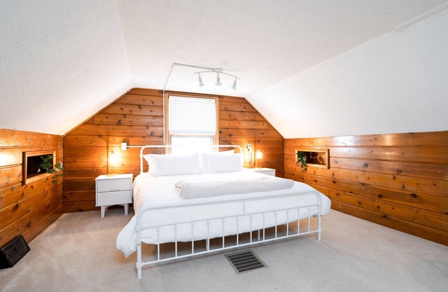 MINNeSTAY* Lake Nokomis Retreat | Cozy | Modern